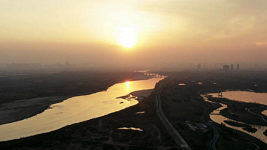 夕阳下的河流视频的预览图