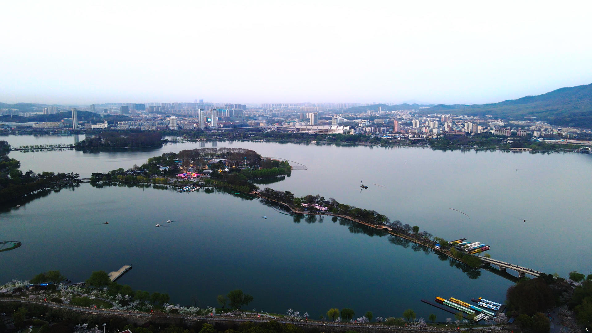 4K航拍南京玄武湖风景区视频的预览图