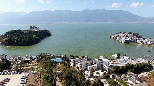 航拍云南洱海湖泊双廊古镇全景视频视频的预览图