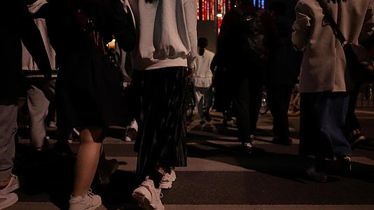 慢镜头升格拍摄城市夜晚街景斑马线过马路的人流4k素材视频的预览图