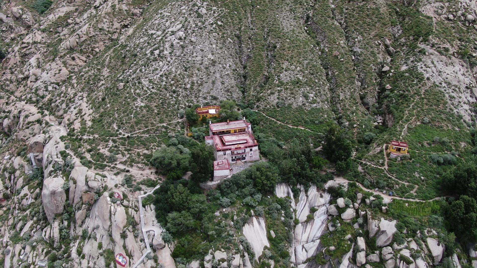建在悬崖上的庙航拍视频视频的预览图