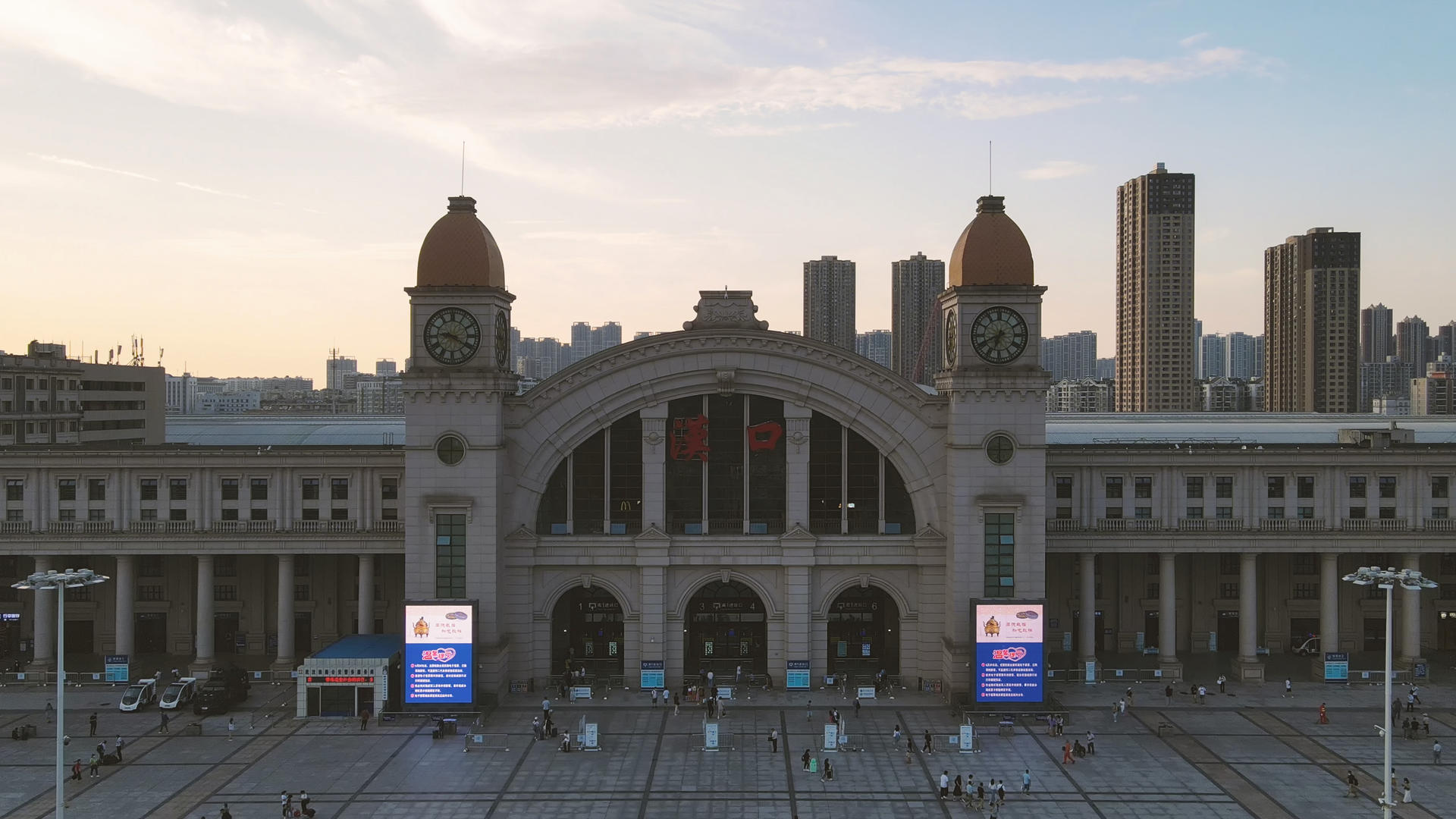 航拍城市交通火车站站前广场素材视频的预览图