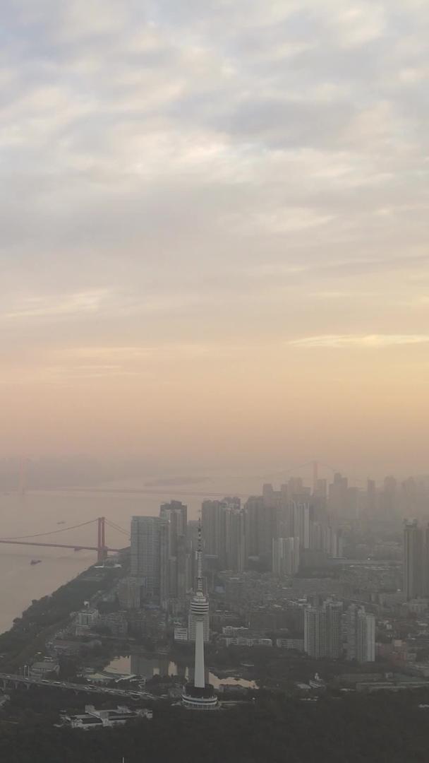 航拍城市落日晚霞天空江景素材视频的预览图