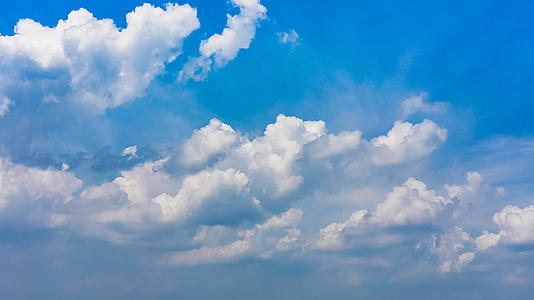 4k实拍蓝天白云天空延时视频的预览图