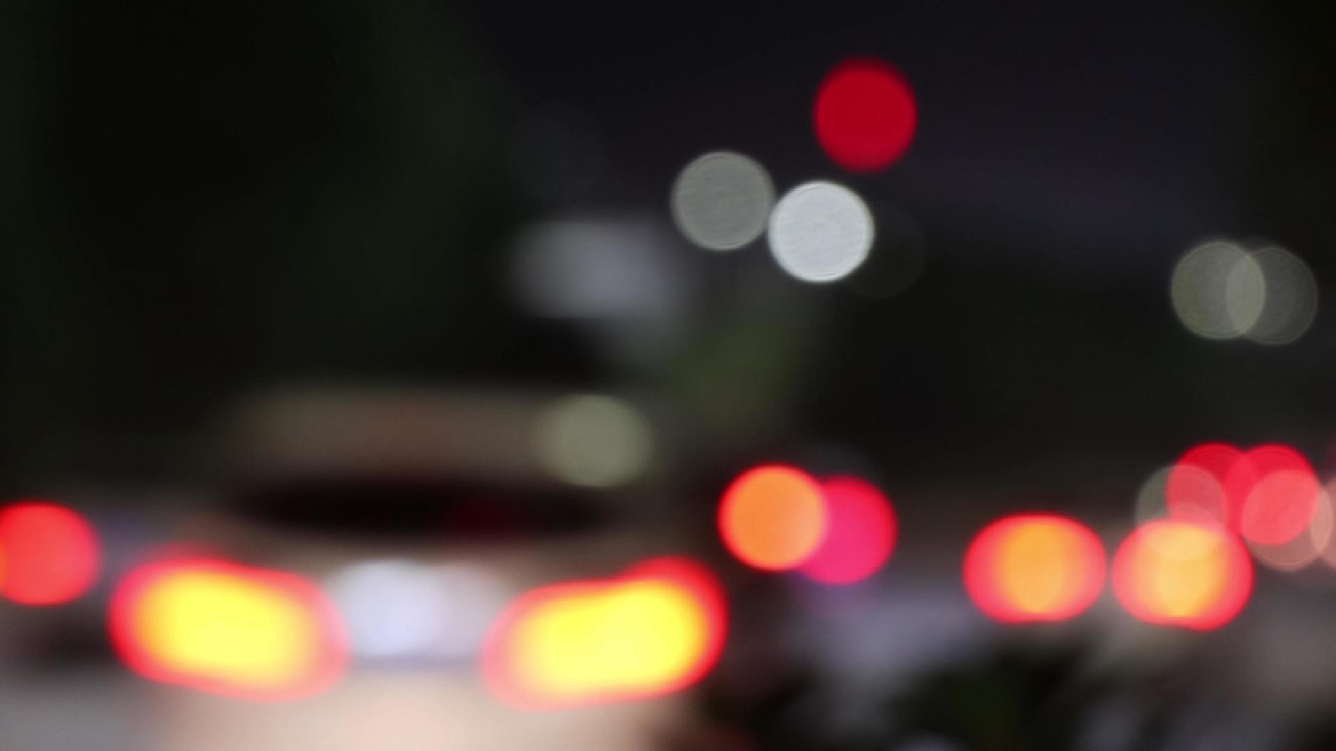 4K夜晚城市下班高峰期汽车灯晕多镜头组合实拍视频的预览图