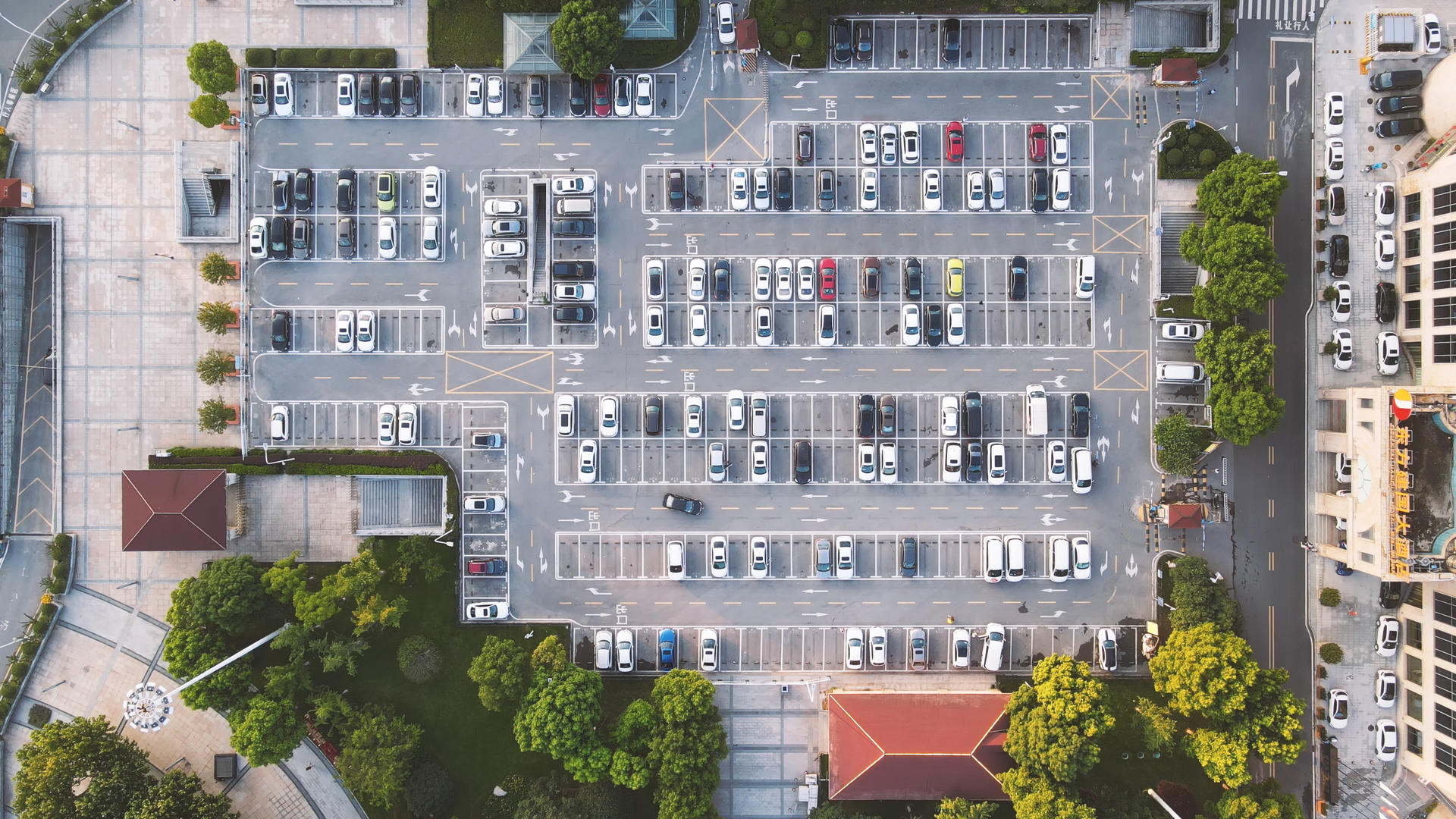 航拍城市交通商务酒店地面停车场素材视频的预览图