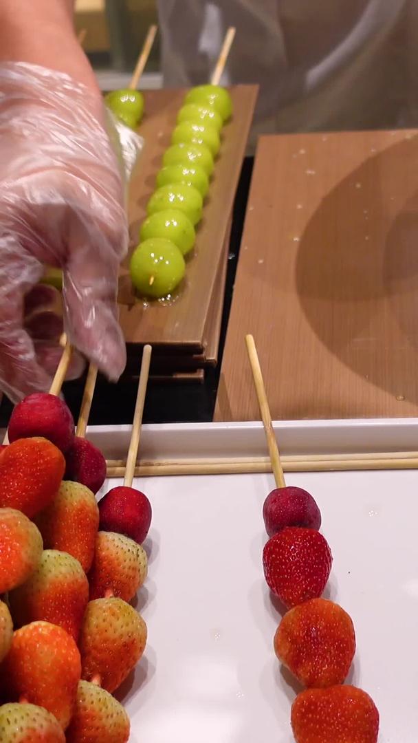 糖葫芦小吃的美食素材视频的预览图