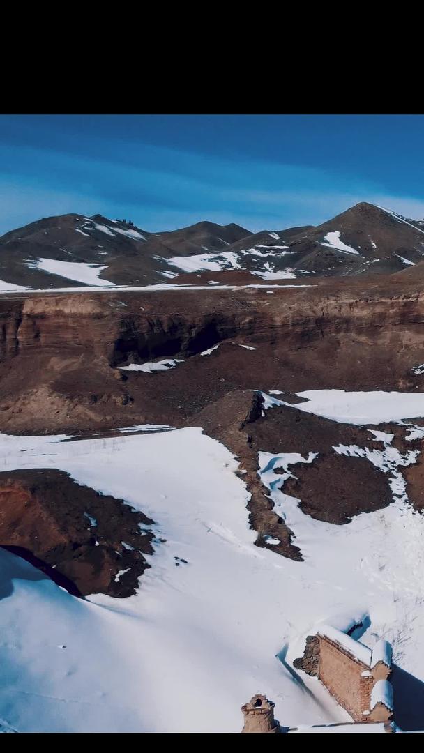 在新疆雪山上航拍少数民族土房视频的预览图