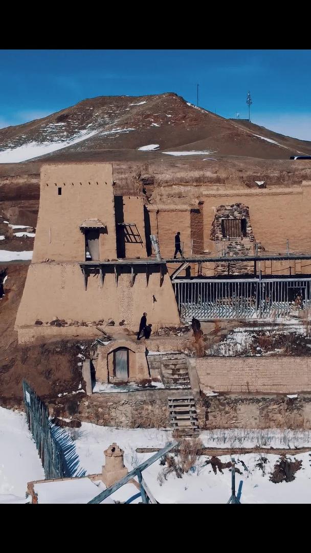 在新疆雪山上航拍少数民族土房视频的预览图