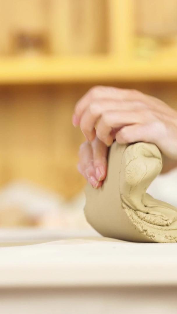 制作粘土特写的陶器视频的预览图