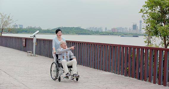海边推着轮椅的老人视频的预览图