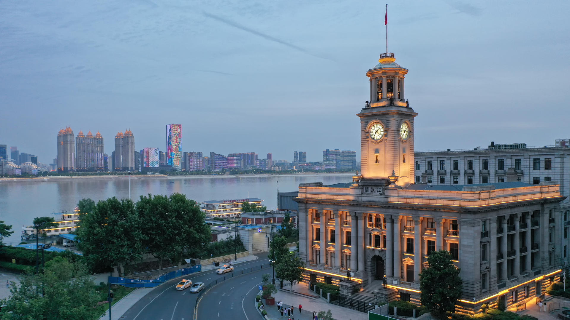 航拍城市风光武汉夜景地标历史建筑江汉关古楼钟声灯光素材视频的预览图