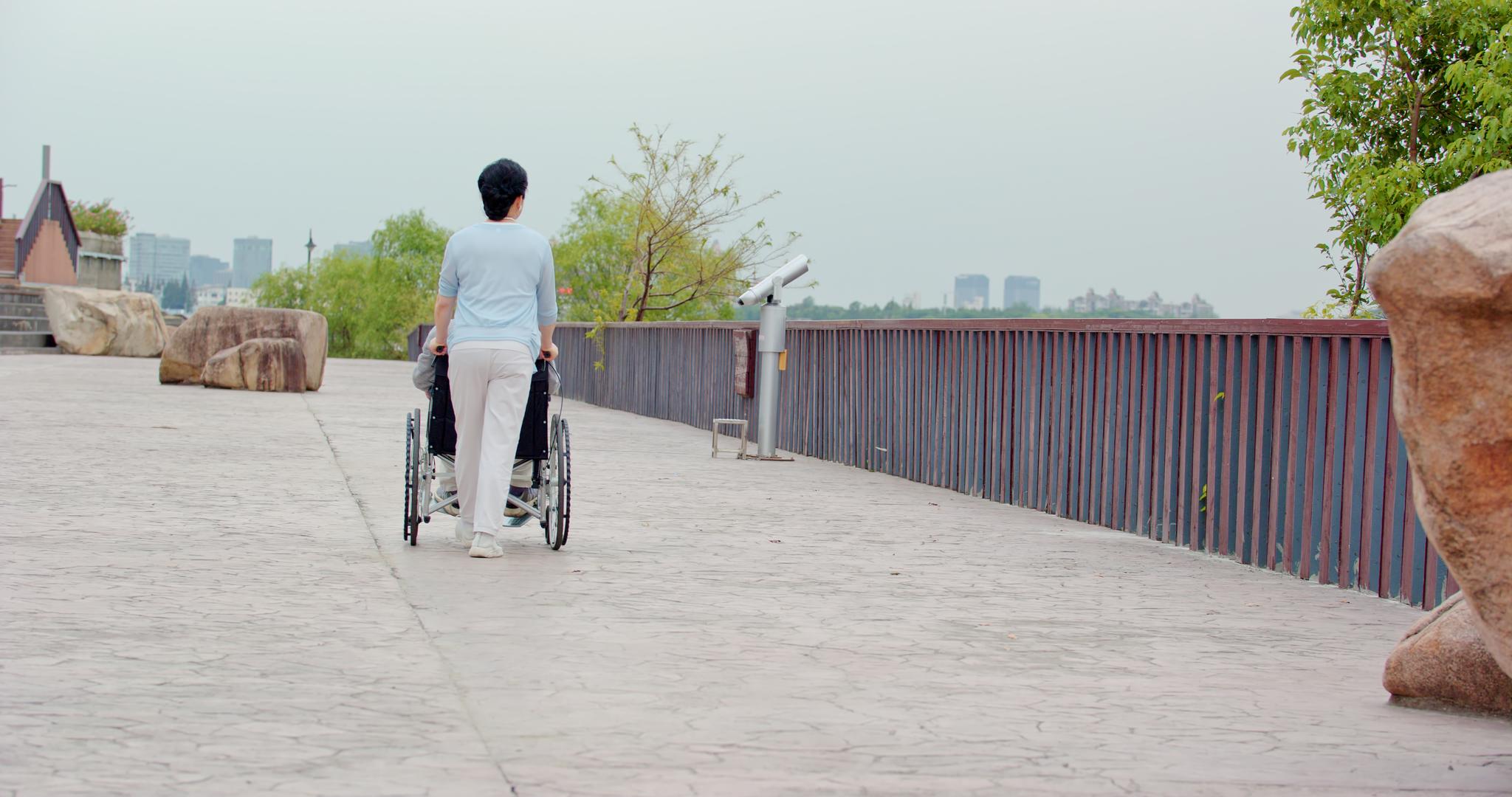 推着轮椅的老人视频的预览图