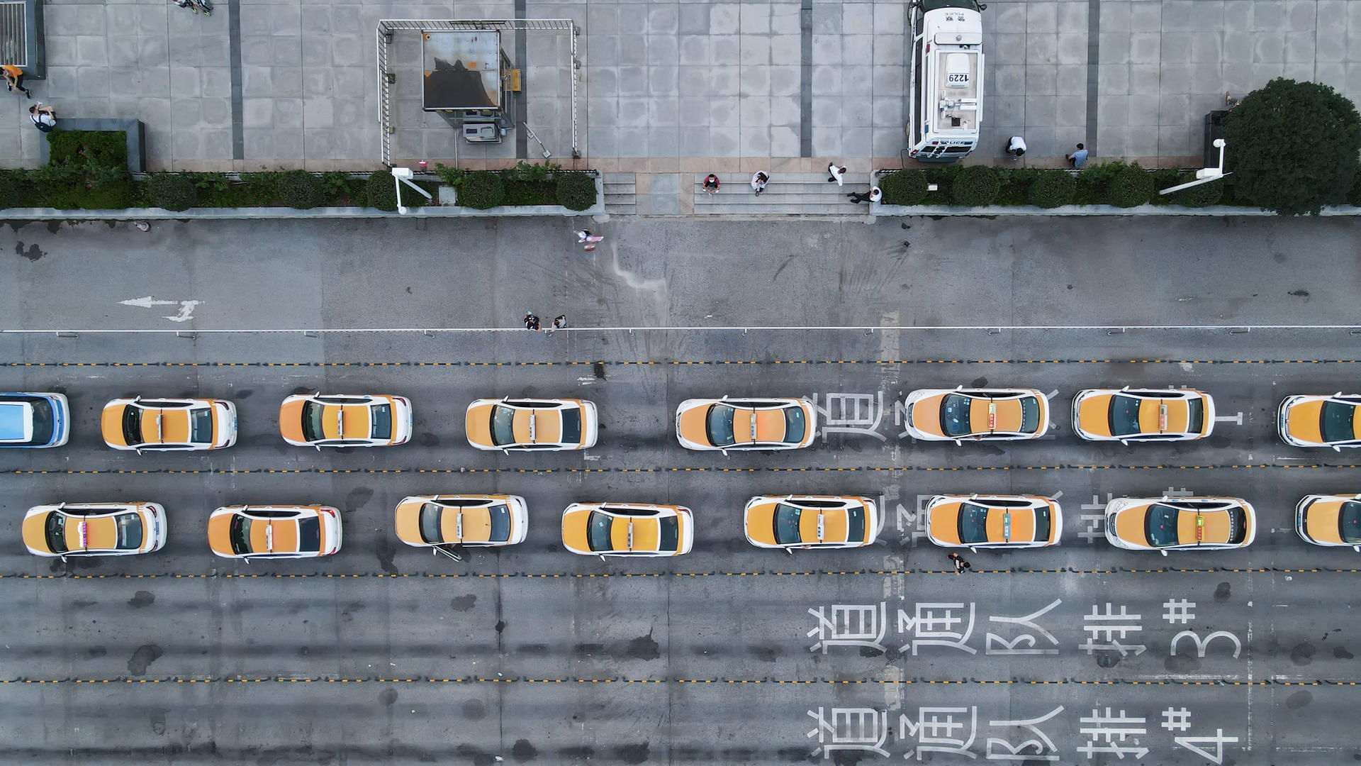 航拍文明城市道路上整齐有序的候客出租车素材视频的预览图