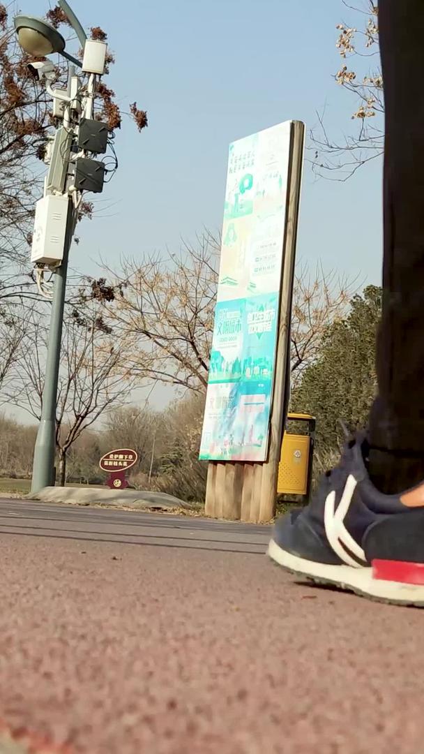 女性户外跑步运动视频的预览图