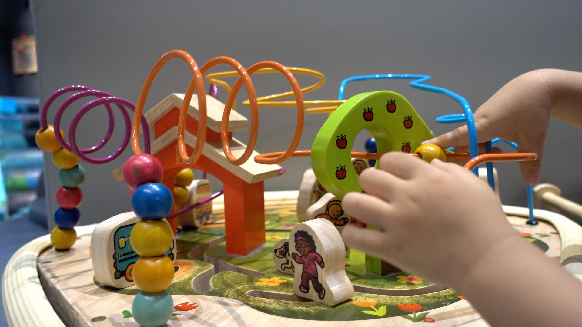儿童玩早教玩具实拍合集视频的预览图