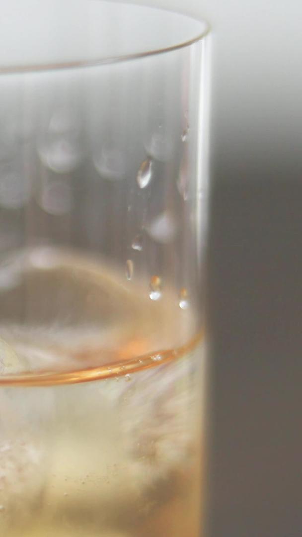 制作青梅酒和品酒-29-梅酒苏打倒入苏打水视频的预览图