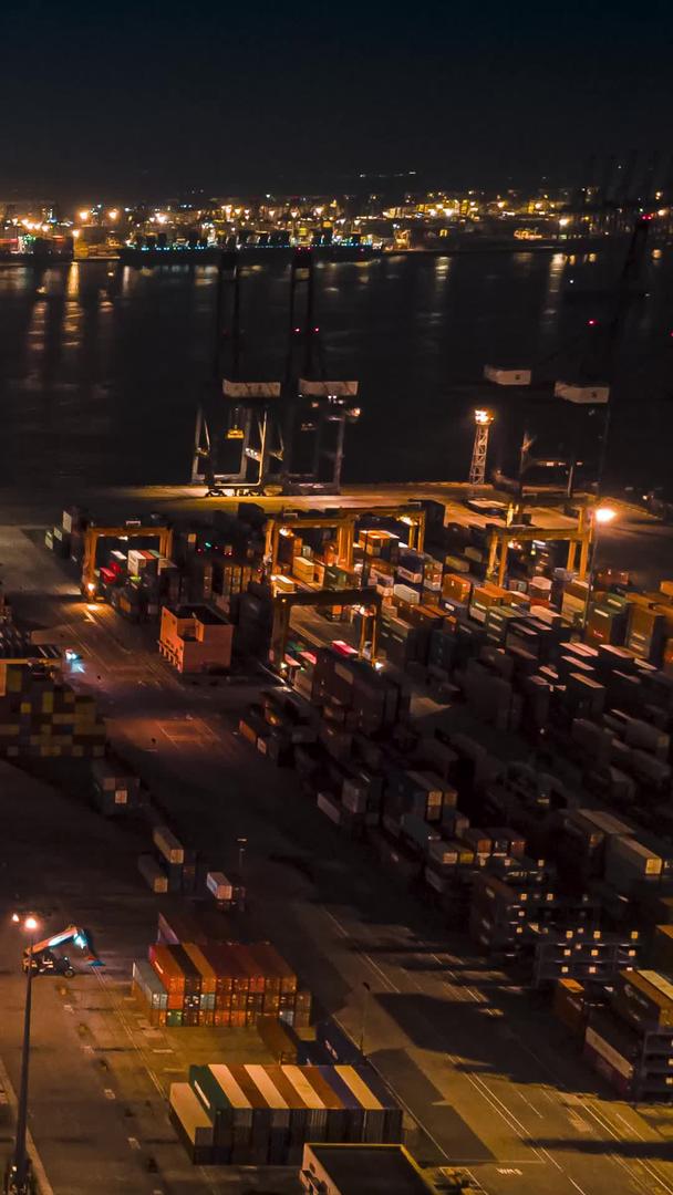 深圳盐田港口夜间延时航拍视频的预览图