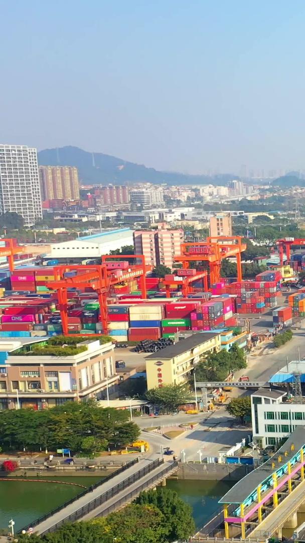广州货运码头港口航拍视频素材视频的预览图