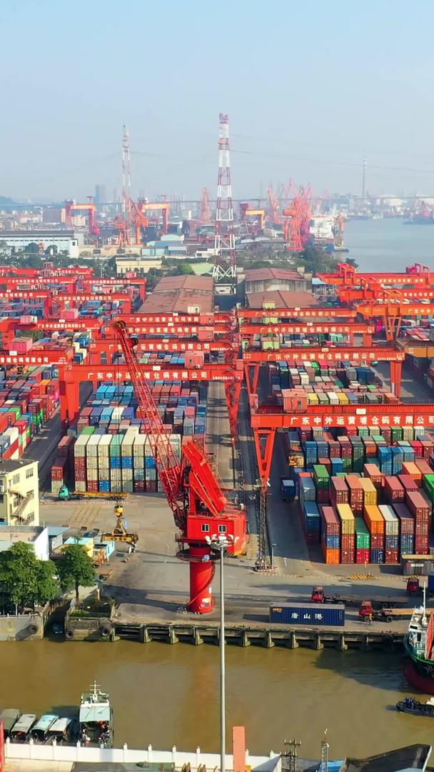 广州货运码头港口航拍视频素材视频的预览图