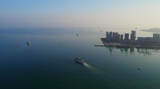 4K大气航拍海南岛秀英港轮船出海视频的预览图