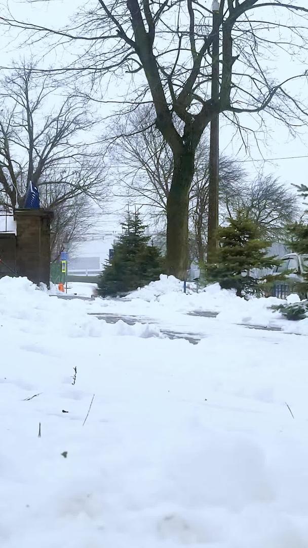 雨雪过后小区社区清除人行道路积雪积雪视频的预览图