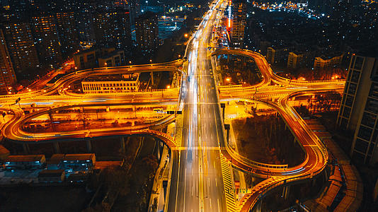 4K航拍延时杭州繁华钱塘江高架车流城市夜景视频的预览图