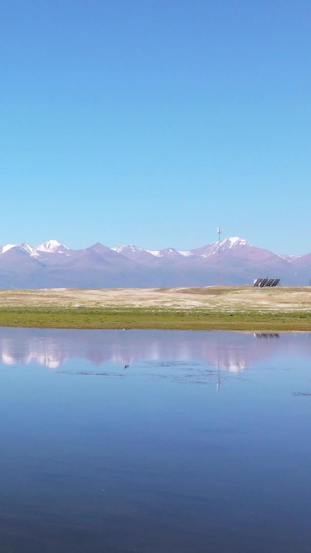 新疆旅游景点赛里木湖水面倒影自然风光素材视频的预览图