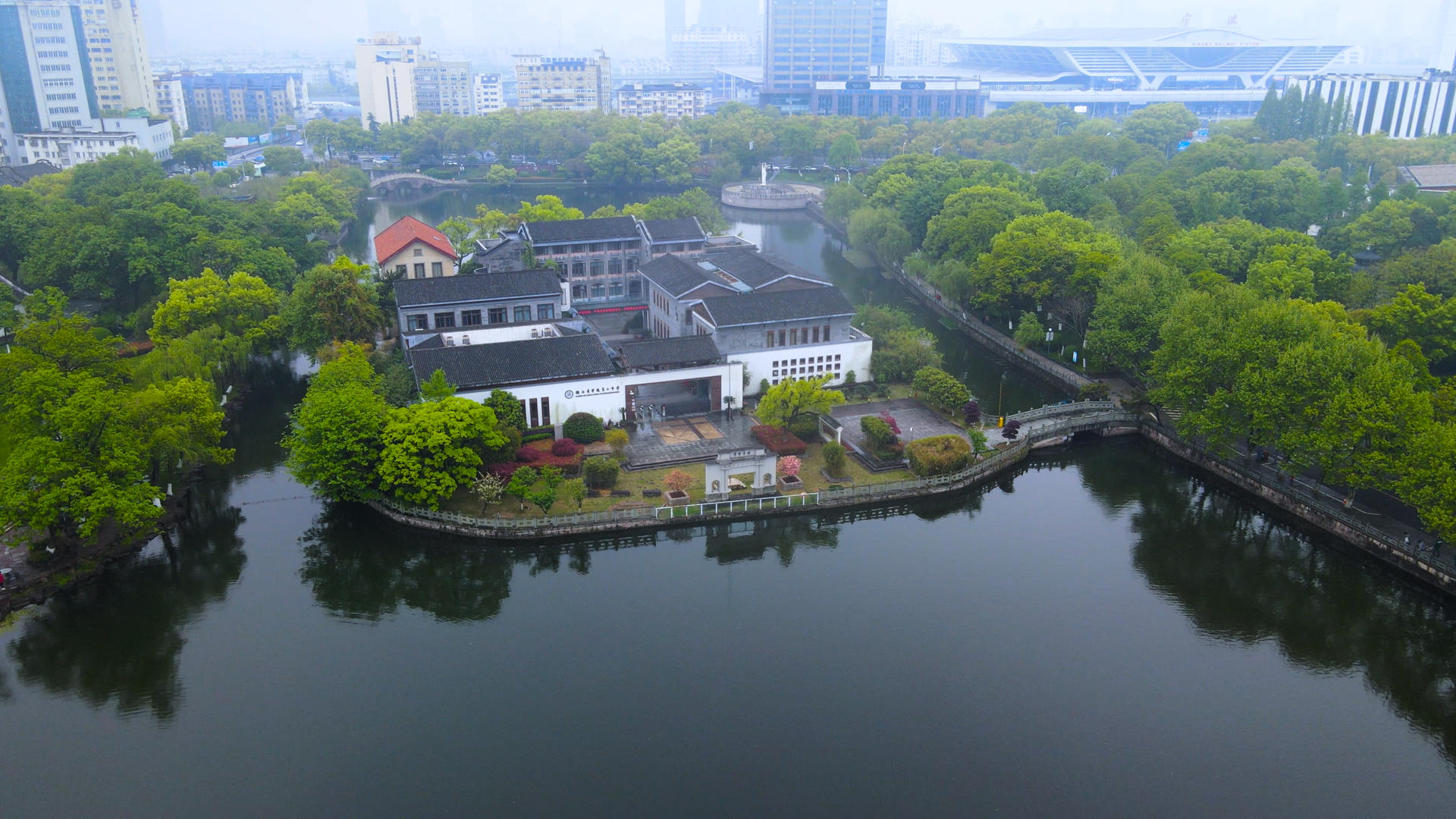 宁波市区5A景区月湖中的宁波中学航拍环绕视频的预览图