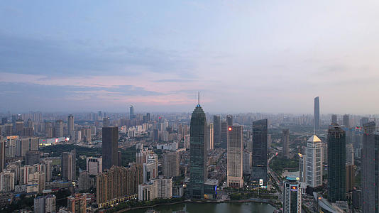 航拍城市夕阳晚霞天空地标商业建筑群天际线高楼4k素材视频的预览图