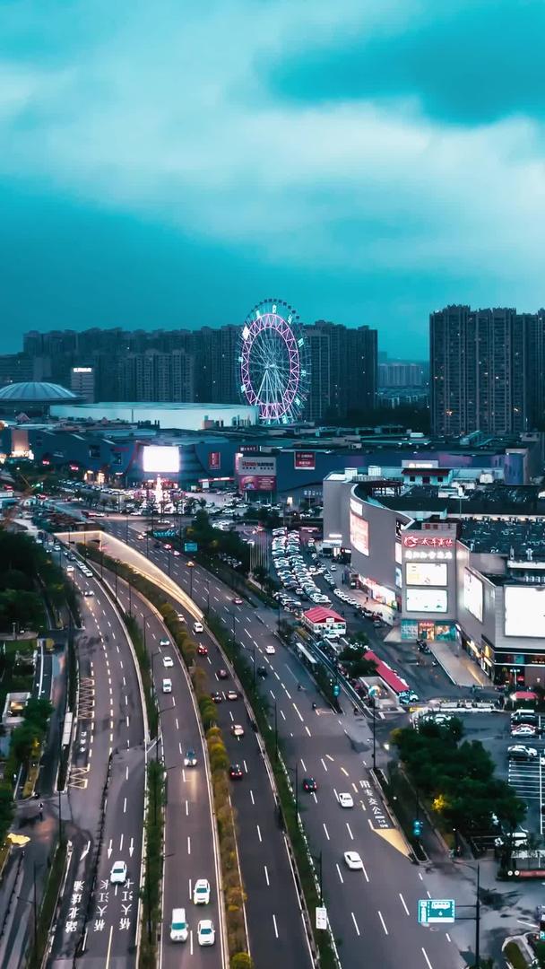 航拍延迟南京地标江北新区弘阳广场夜景车流视频的预览图