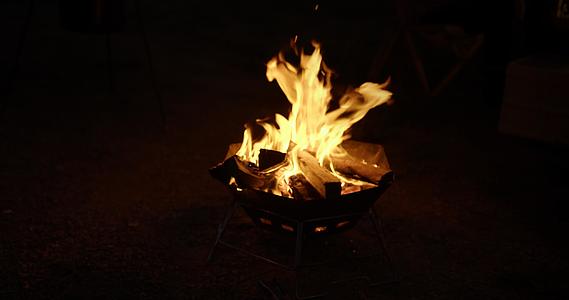 8K野营营地刚点燃的篝火视频的预览图