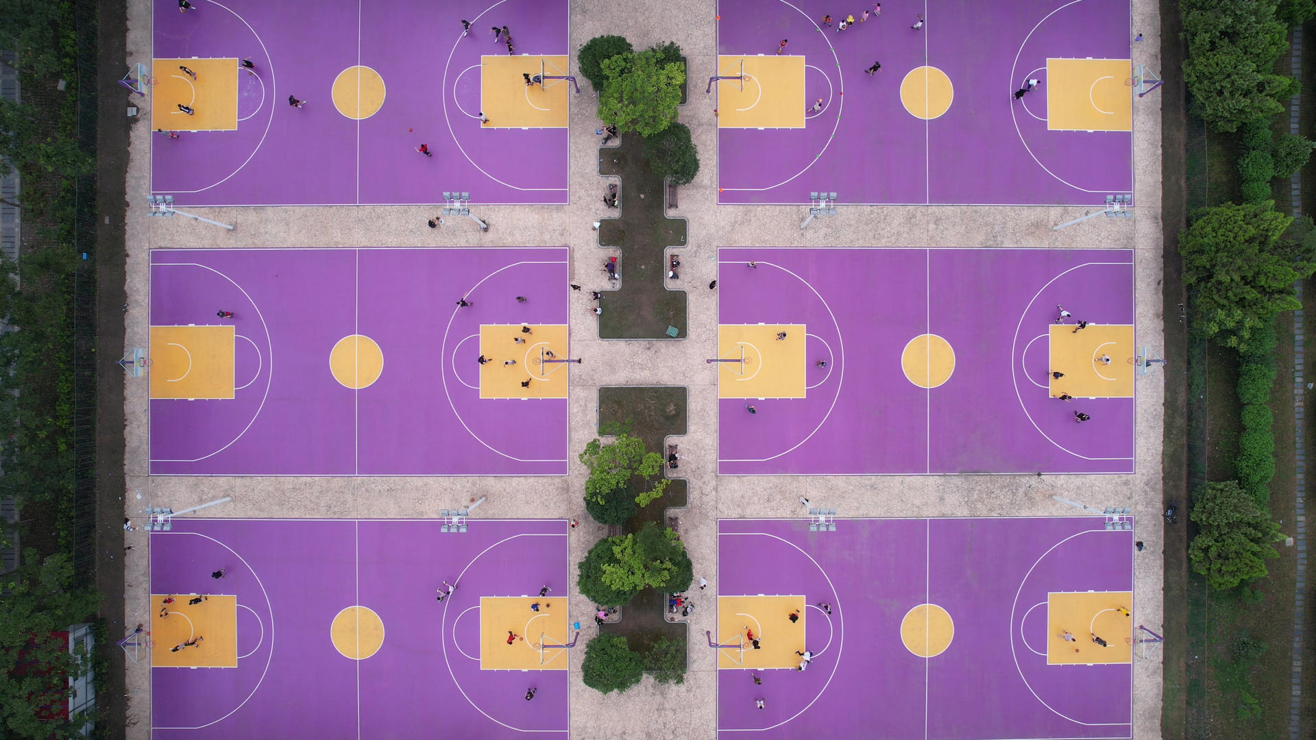 航拍城市校园篮球场运动健身娱乐体育比赛4k素材视频的预览图