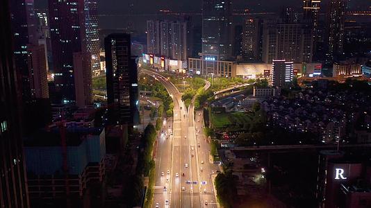 航拍城市主干道和立交桥交通夜景视频的预览图