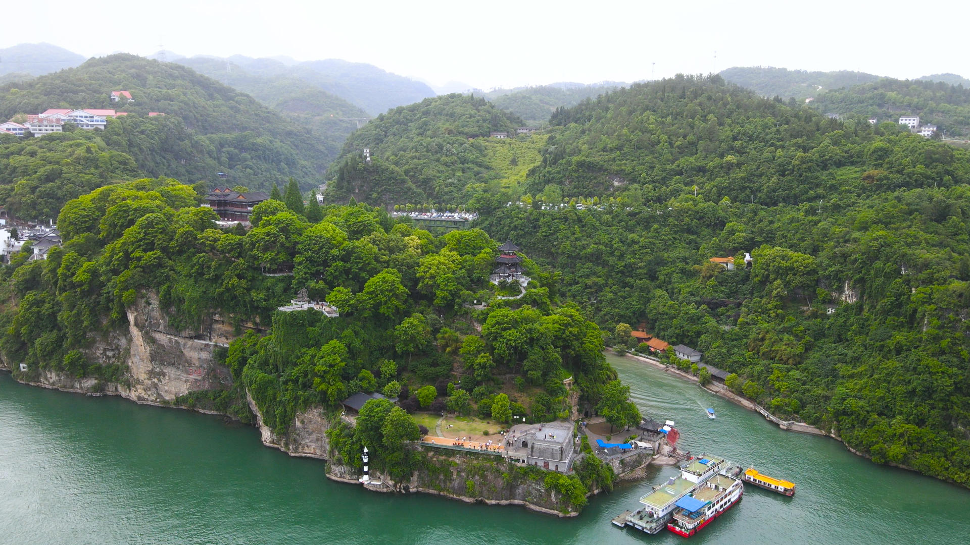 湖北宜昌三游洞4A景区航拍环绕4K视频的预览图