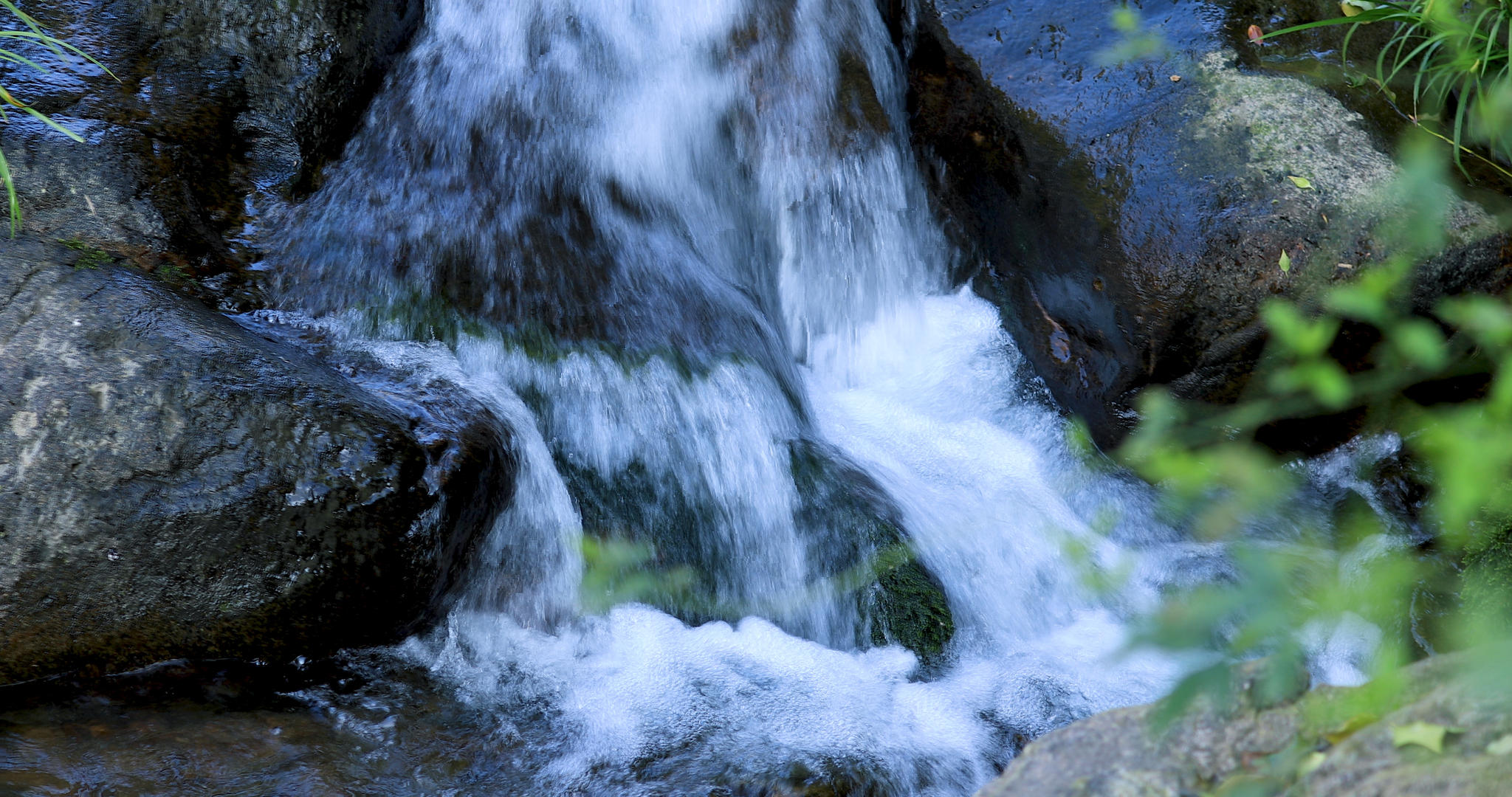 4K拍摄流动的瀑布合集视频的预览图