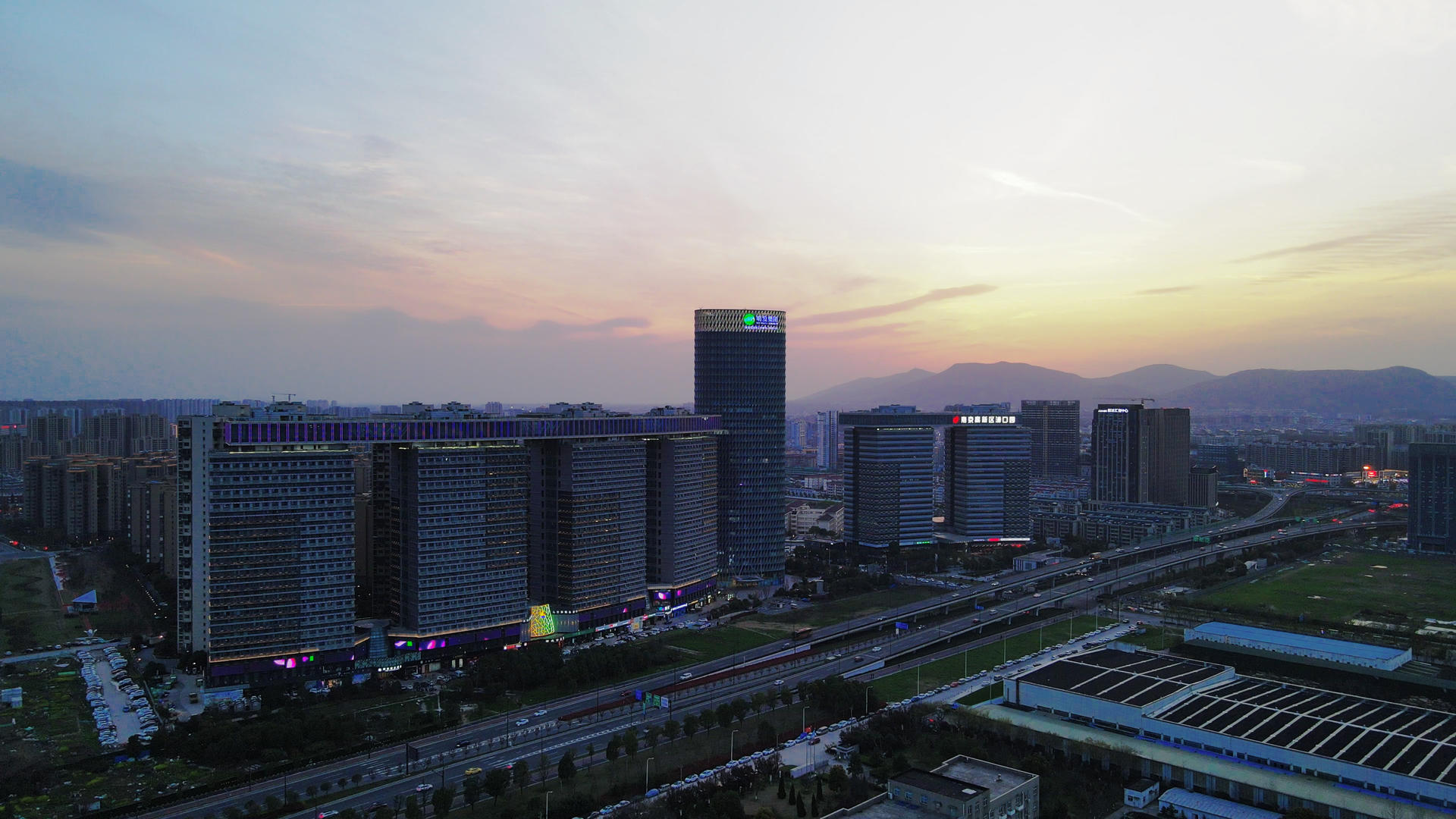 4K航拍南京江北新区明发新城中心大厦视频的预览图