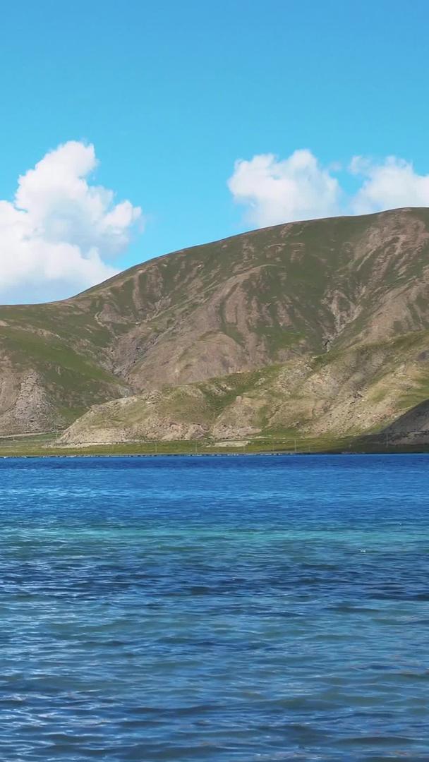 西北高原羊湖海浪蓝天白云视频的预览图
