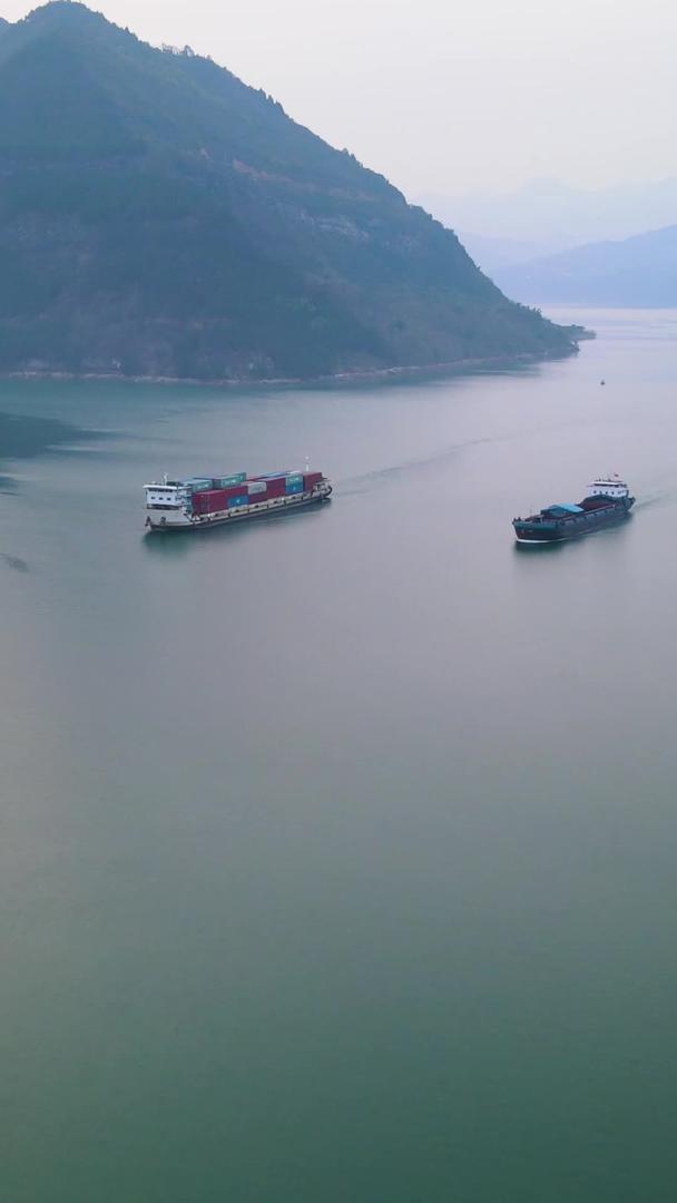 航拍长江中轮船满载集装箱向前行驶经济发展视频的预览图