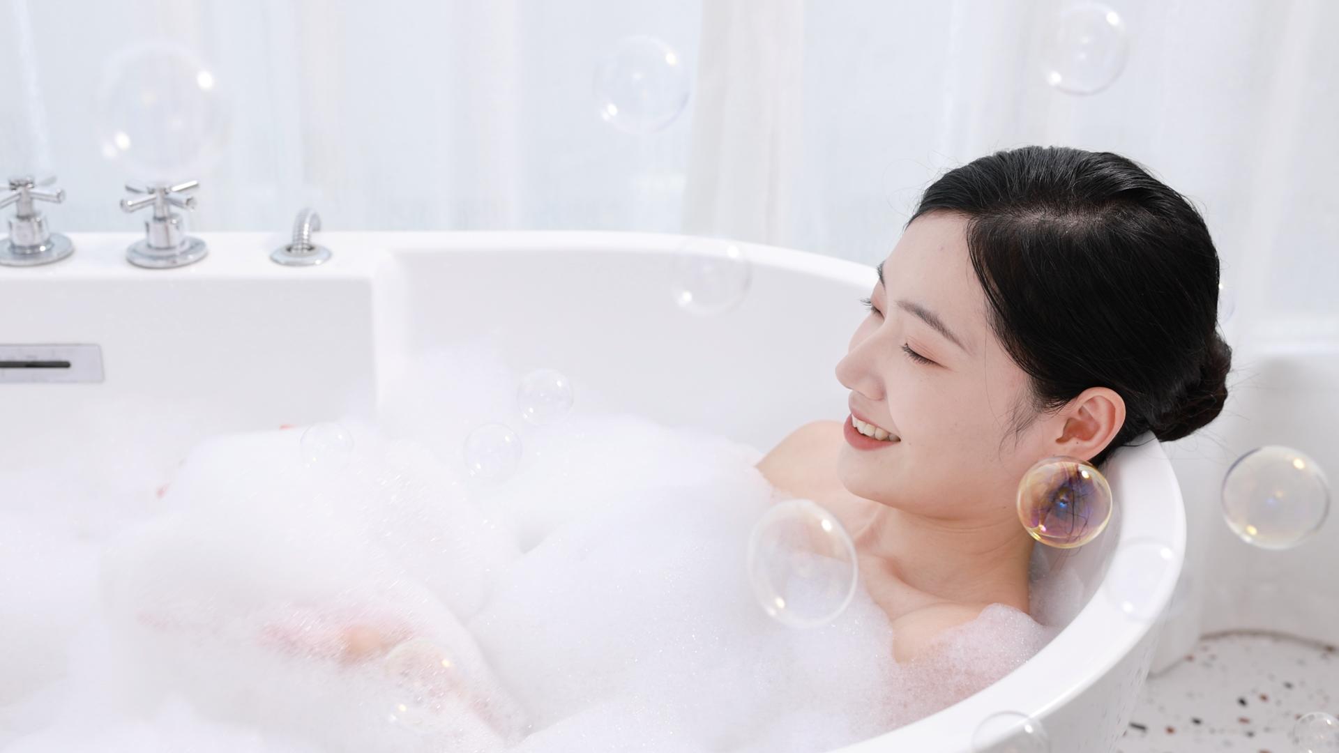 女生泡澡时悠闲地吹着泡沫视频的预览图
