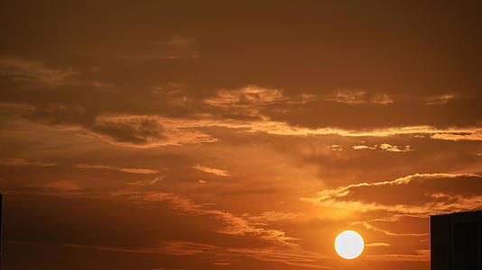 延时摄影夕阳晚霞云层中太阳落山自然气象4k素材视频的预览图