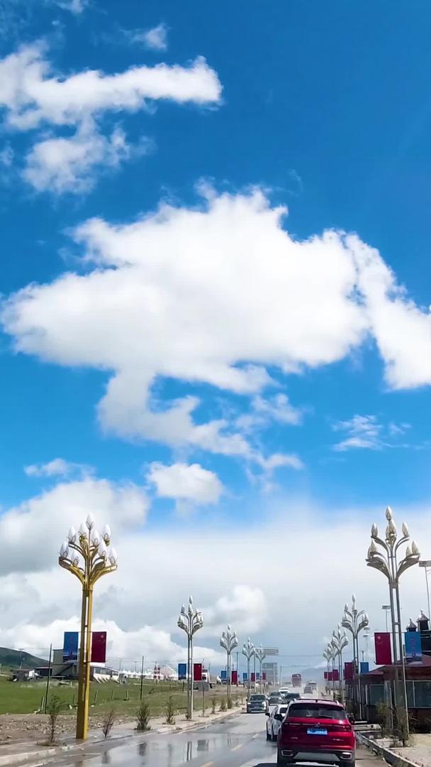 青海自然风光公路白云下的素材视频的预览图