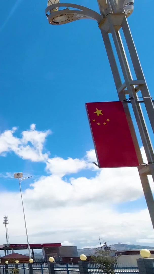 青海自然风光公路白云下的素材视频的预览图