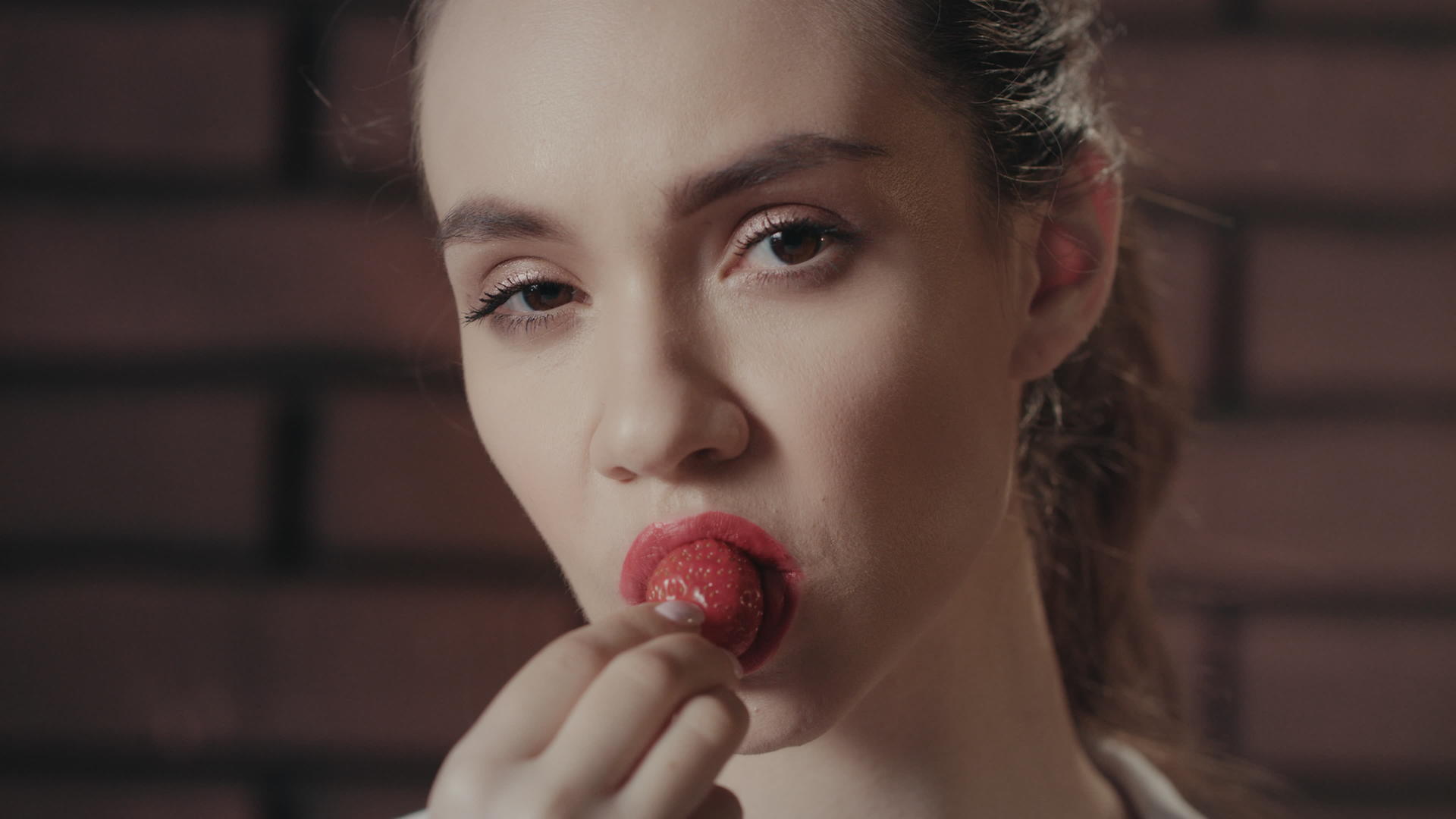 性感的女人在相机上吃熟草莓视频的预览图