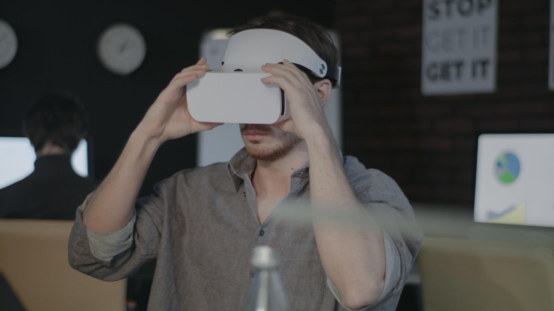 游戏设计师佩戴VR头盔视频的预览图