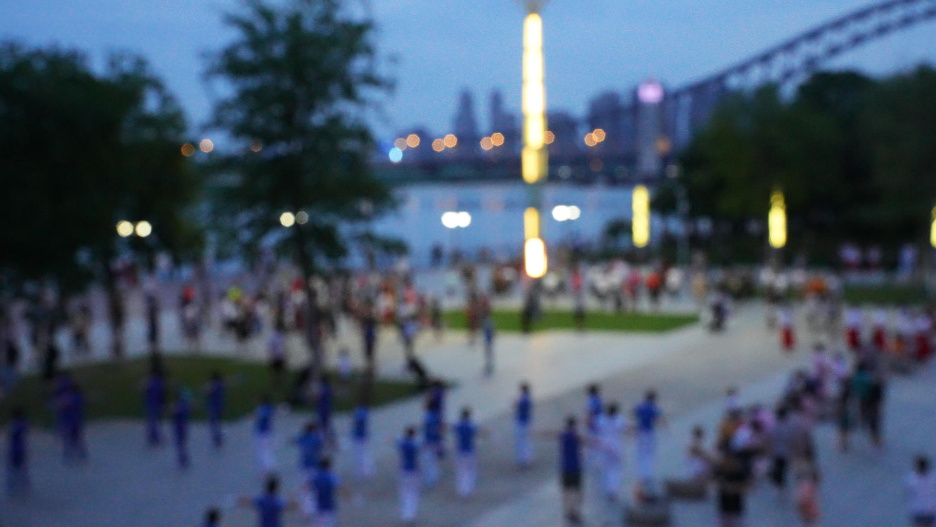 城市夜晚江滩广场跳广场舞健身休闲娱乐的人群街景4k素材视频的预览图