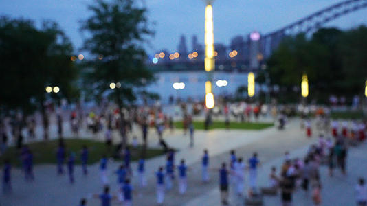 城市夜晚江滩广场跳广场舞健身休闲娱乐的人群街景4k素材视频的预览图