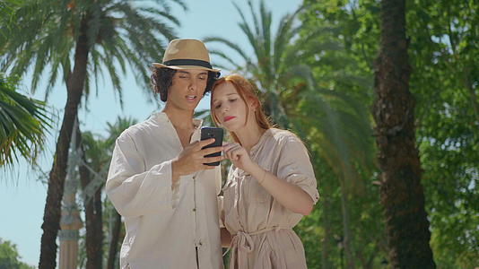 夫妻俩在公园里用手机找路视频的预览图