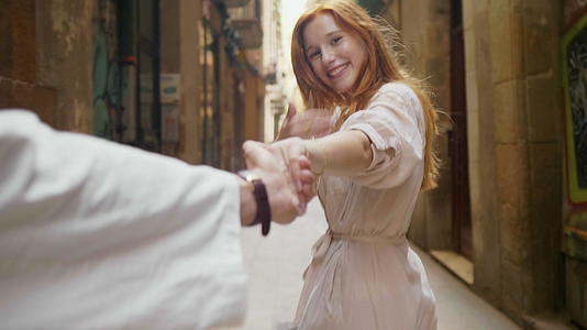情侣女孩牵着男孩的手向前走视频的预览图