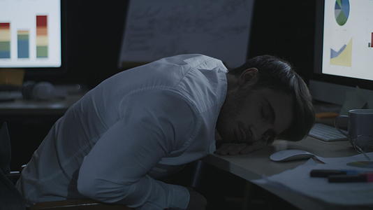 疲惫的志愿者睡在办公桌前视频的预览图